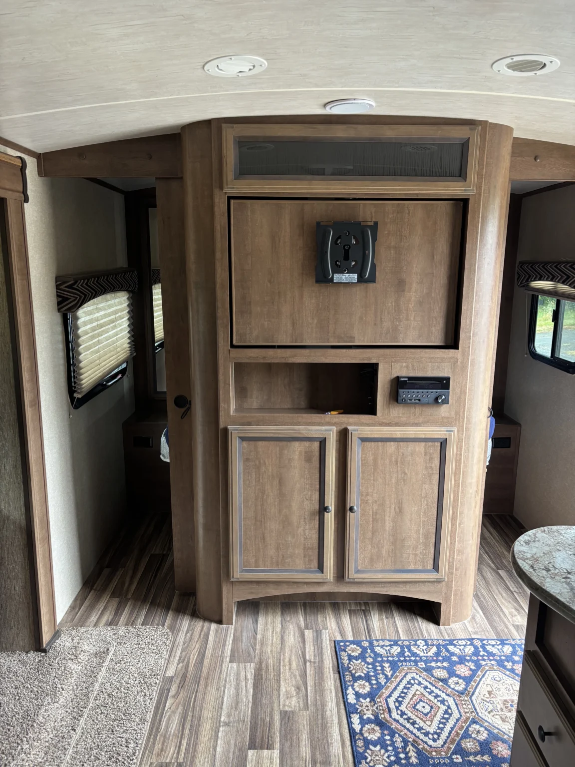 shadow cruiser entertainment stand