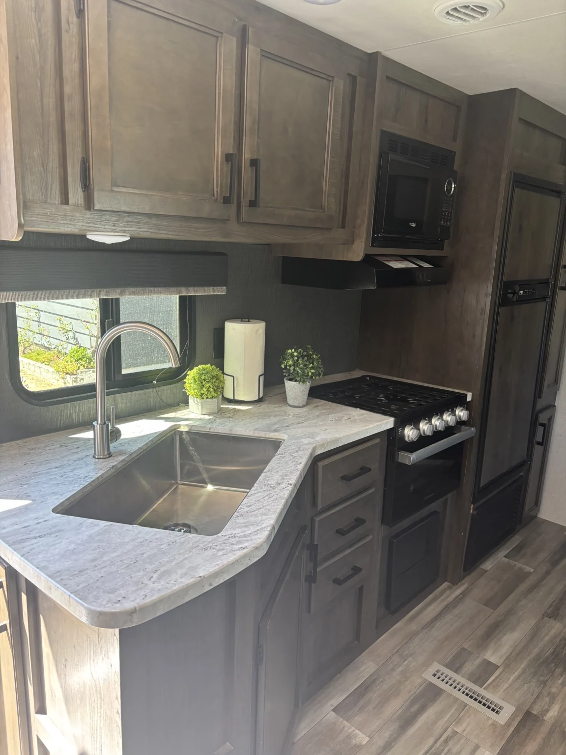 22 Starcraft Island fridge and stove